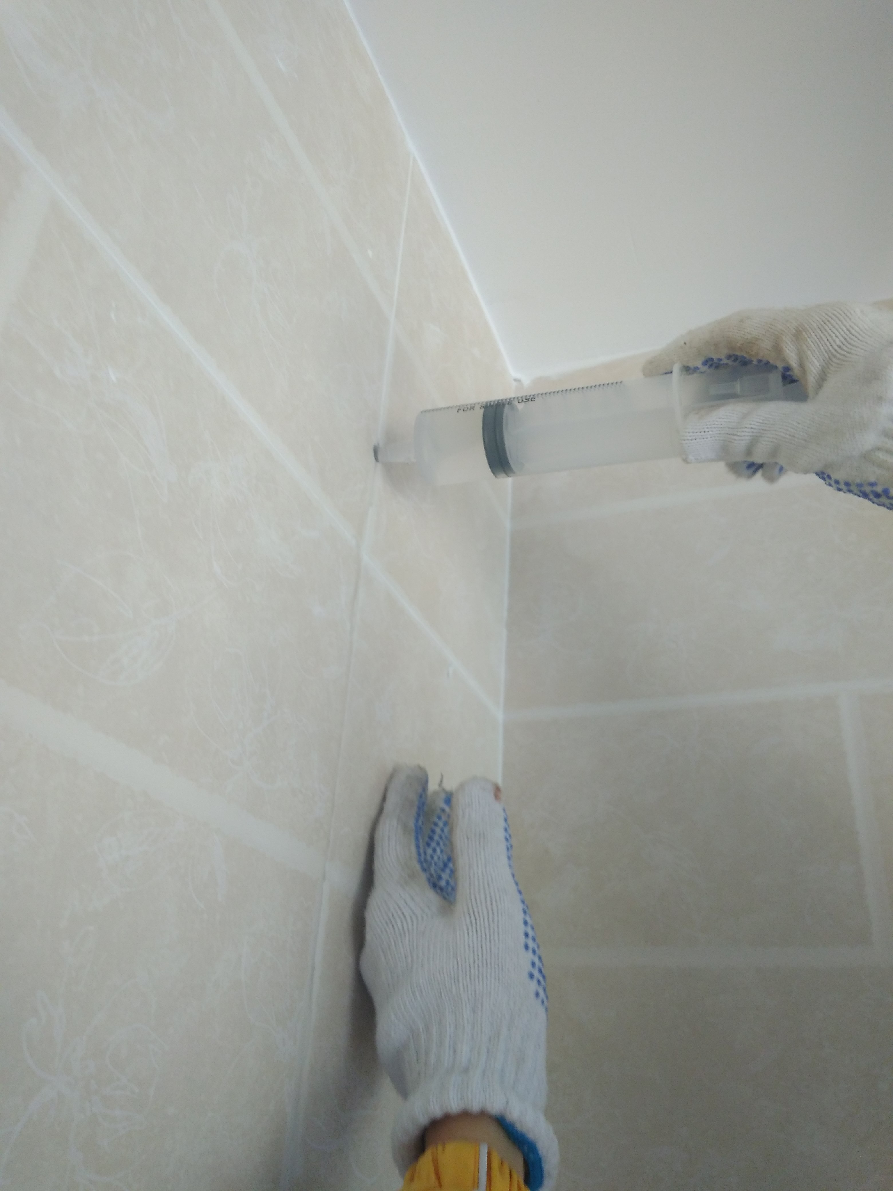 墙砖翘起修复小窍门视频(墙面瓷砖翘起来了修复视频)